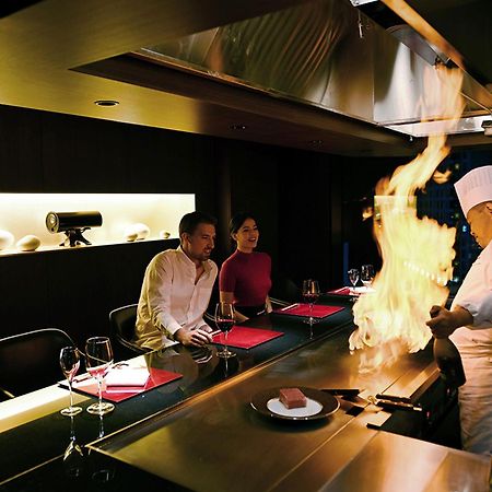 The Gate Hotel Tokyo By Hulic Eksteriør bilde A chef cooking with a flaming torch